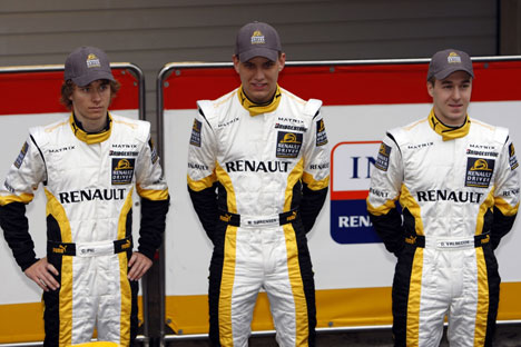Marco L. Sørensen (i midten) blev præsenteret i Algarve sammen med Renault Driver Development-kollegaerne: Davide Valsecchi og franskmanden Charles Pic.